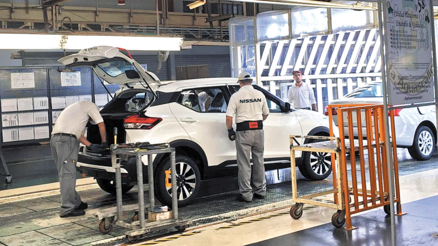 Trabajadores planta Nissan.