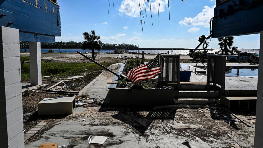 Una bandera estadounidense se ve en una casa dañada después de que el huracán Helene tocara tierra en Steinhatchee, Florida.