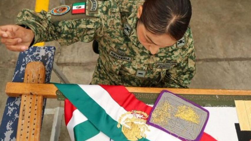 Evangelina Rentería de la Cruz, soldada de la Sedena encargada de confeccionar el escudo para la Banda Presidencial.