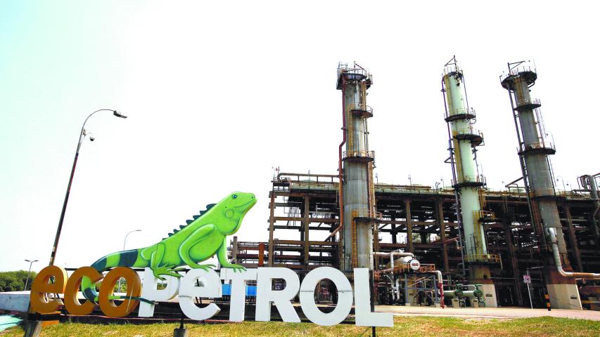 FILE PHOTO: View of the oil refinery Ecopetrol in Barrancabermeja, Colombia, March 1, 2017. Picture Taken March 1, 2017. REUTERS/Jaime Saldarriaga/File Photo