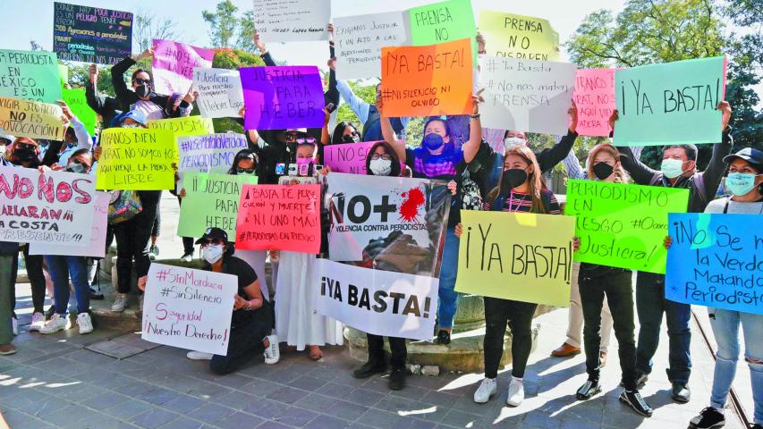 OAXACA, OAXACA, 18FEBRERO2022.- Periodistas oaxaqueÒos marcharon a la Alameda de LeÛn, en la capital del estado, para exigir un alto a las agresiones contra periodistas y justicia por los asesinatos, el caso m·s reciente el de Heber LÛpez el pasado 10 de febrero en Salina Cruz, Oaxaca. Los comunicadores marcharon en silencio y culminaron su manifestaciÛn con un mitin frente a la catedral oaxaqueÒa, donde colocaron un ata˙d con la fotografÌa de Heber LÛpez- 

FOTO: CAROLINA JIM…NEZ/CUARTOSCURO.COM