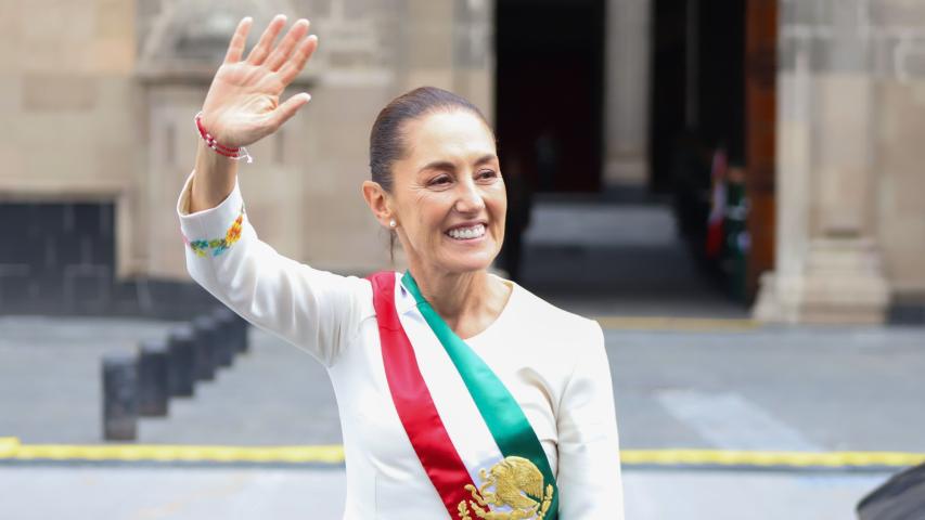 CIUDAD DE MÉXICO, 01 OCTUBRE 2024. Simpatizantes a la presidenta Claudia Sheinbaum previo a la ceremonia de los pueblos indígenas y el pueblo afromexicano para la entrega del Bastón de Mando, en la plancha del zócalo de la Ciudad de México.