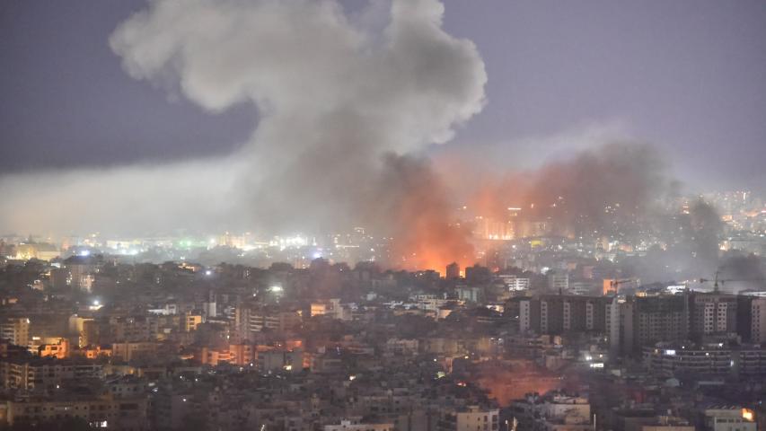 El humo se eleva desde el lugar de un ataque aéreo israelí que tuvo como objetivo un barrio en el suburbio sur de Beirut el 3 de octubre.