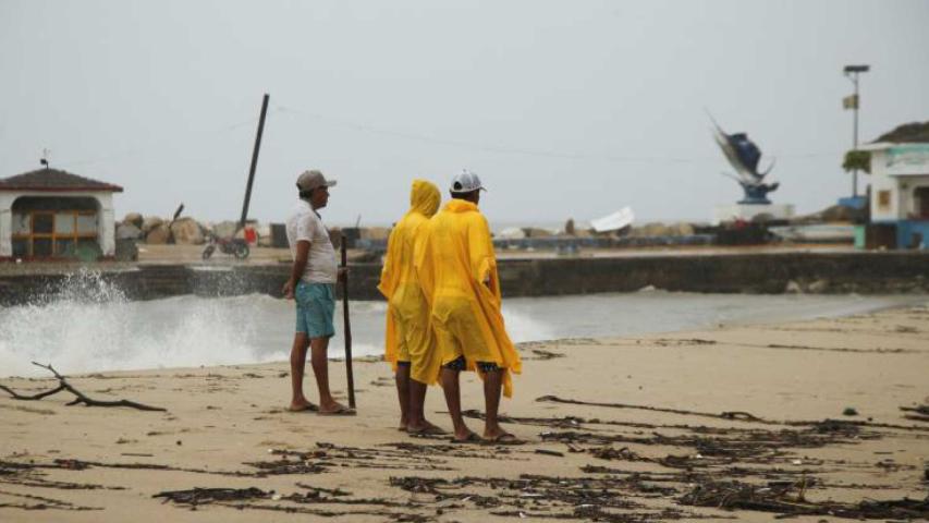 El Centro Nacional de Huracanes (CNH) de Estados Unidos advirtió la mañana de este jueves que la Depresión Tropical Once-E podría provocar más lluvias torrenciales en la costa sur de México.

Para más información del tema, visita: https://www.eleconomista.com.mx/politica/depresion-tropical-once-e-avanza-costas-mexico-que-estados-esperan-lluvias-torrenciales-20241003-728483.html

¡Síguenos en nuestras redes sociales para mantenerte informado!

Twitter: https://twitter.com/eleconomista 
Facebook: https://www.facebook.com/ElEconomista.mx
Instagram: https://www.instagram.com/eleconomistamx
LinkedIn: https://www.linkedin.com/company/el-economista/

#ElEconomista #EETV