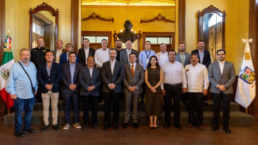 Samuel García con los nuevos alcaldes metropolitanos de Nuevo León.