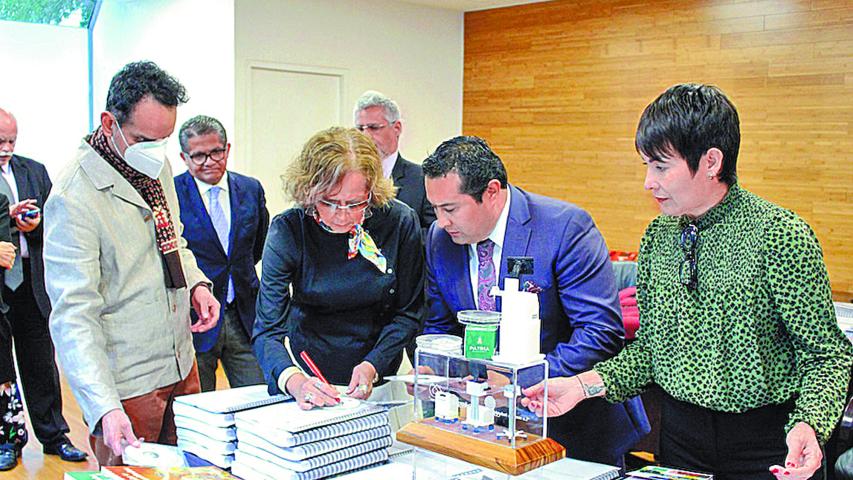 La secretaria Rosaura Ruiz Gutiérrez recibió formalmente la oficina y los proyectos encabezados por el Conahcyt.