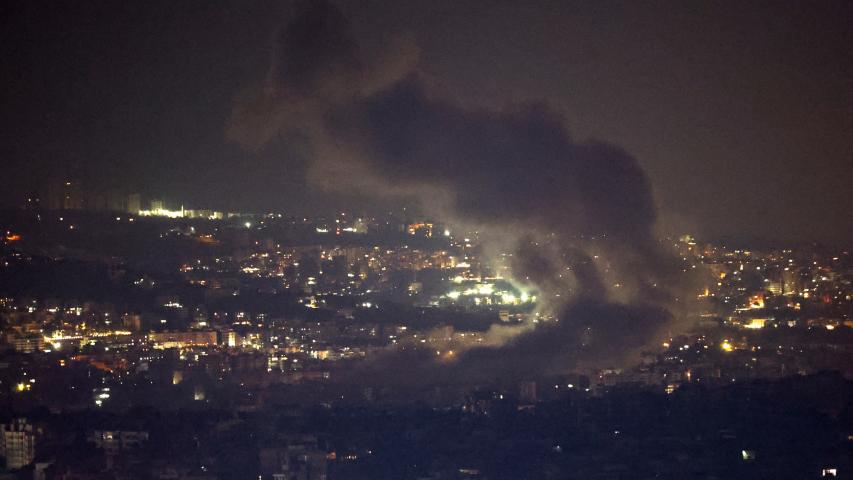 El humo se eleva sobre los suburbios del sur de Beirut después de un ataque.