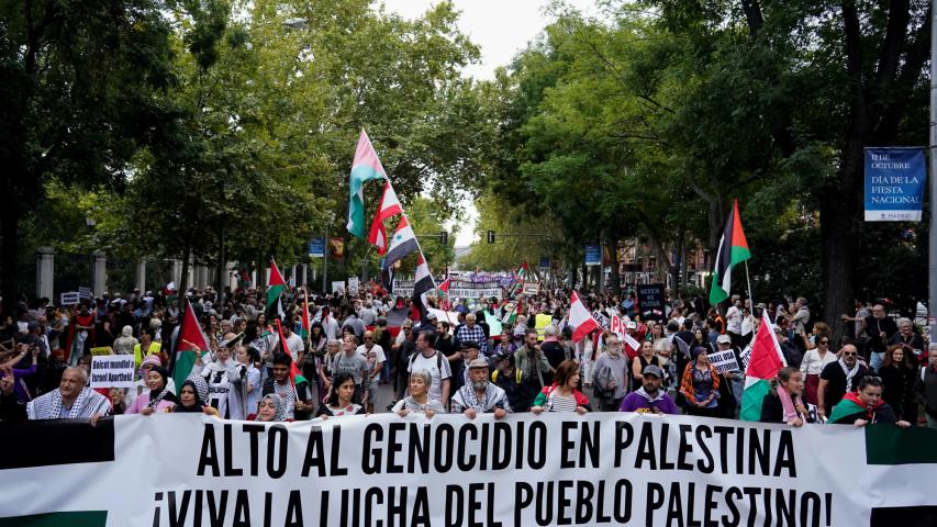 La gente en Madrid se reúne para protestar por la escalada del conflicto entre Israel y Hezbollah y para pedir el fin de las operaciones militares en la Franja de Gaza y la Cisjordania ocupada por Israel.