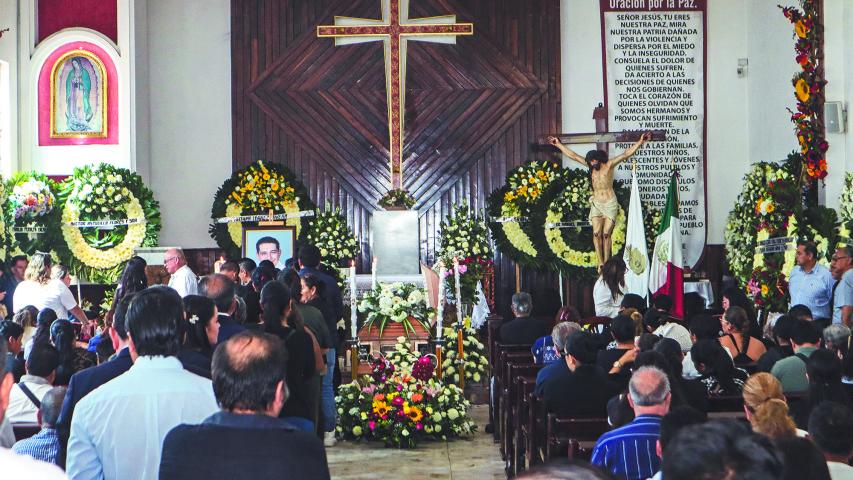 Relatives and friends of Chilpancingo Mayor Alejandro Arcos take part in a mass prior to his funeral in Chilpancingo, Guerrero State, Mexico, on October 7, 2024. - The mayor of the southern Mexican city of Chilpancingo, Alejandro Arcos, was murdered on Sunday after just six days in office, a crime that could be investigated by federal prosecutors, President Claudia Sheinbaum said on Monday. (Photo by Eduardo GUERRERO / AFP)