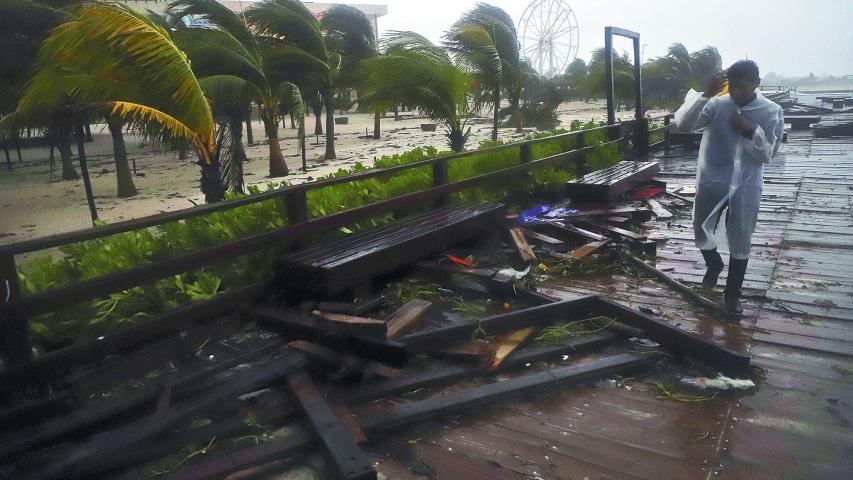 PROGRESO, YUCATÁN, 08OCTUBRE 2024.- El huracán Milton ocasionó estragos en el municipio y puerto de Progreso tras su paso. Cerca de la media noche el Huracán disminuyó su categoría a 4 en la escala Saffir-Simpson y se dejo sentir al noroeste de Yucatán, actualmente se encuentra rumbo a Miami. FOTO: MARTÍN ZETINA/CUARTOSCURO.COM