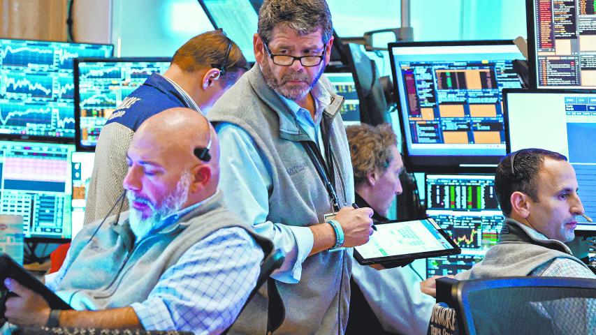 FILE PHOTO: Traders work on the floor at the New York Stock Exchange (NYSE) in New York City, U.S., September 19, 2024.  REUTERS/Brendan McDermid/File Photo