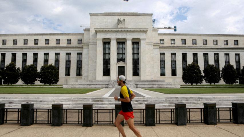 Las minutas indican que los responsables de la Fed afirmaron en la reunión de política monetaria que las reducciones de tasas podrían continuar mientras la inflación siga disminuyendo, aunque el ritmo y el punto final siguen abiertos a debate.