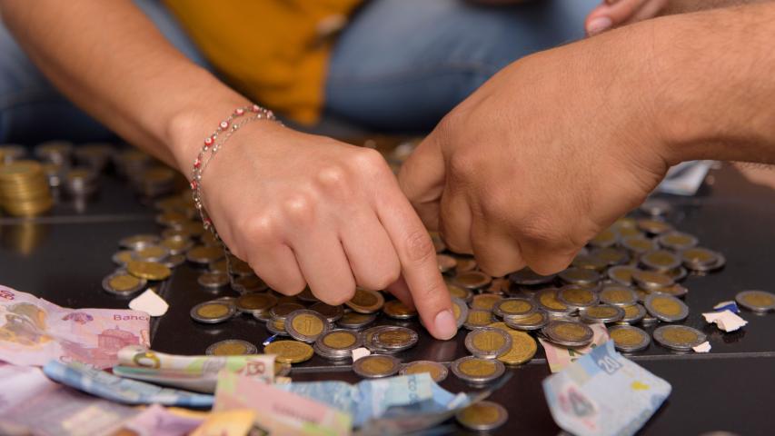 Contar con una alternativa para obtener dinero te ayudará a tener tranquilidad económica y crecimiento personal.
Para más información del tema, visita: https://www.eleconomista.com.mx/finanzaspersonales/generar-ingresos-extra-te-salvara-presiones-financieras-20241006-728864.html
Twitter: https://twitter.com/eleconomista
Sitio web: https://www.eleconomista.com.mx/
Facebook: https://www.facebook.com/ElEconomista.mx
#ElEconomista #FinanzasPersonales #EETV