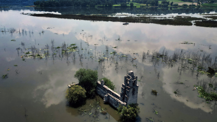 Esta vista muestra los restos de la iglesia de San Francisco -un pueblo que desapareció después de la construcción de la Presa Endho en 1952- en Tepetitlán, estado de Hidalgo, México el 5 de agosto de 2024.