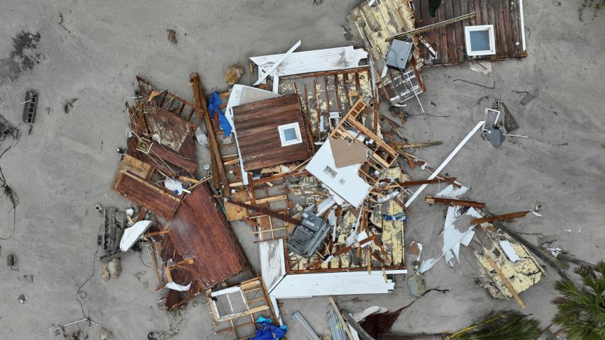 La vista de un dron muestra una casa de playa destruida después de que el huracán Milton tocara tierra en Manasota Key, Florida.