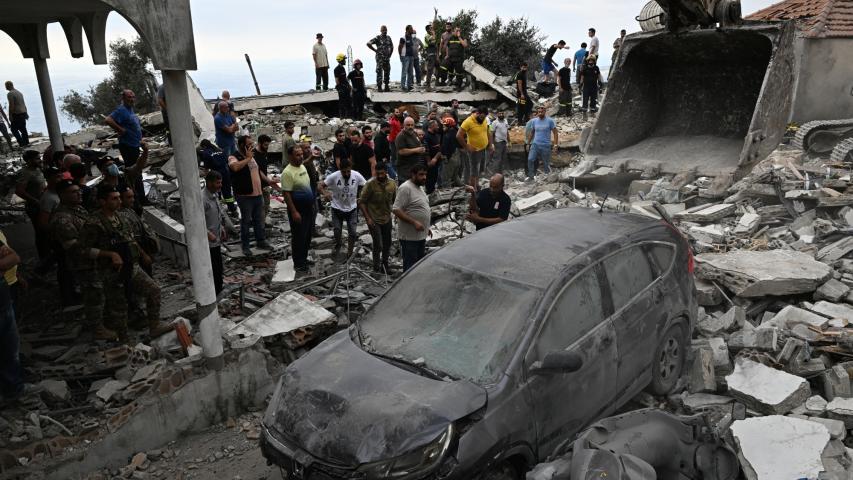 Personas inspeccionan los daños que dejó un ataque aéreo israelí en una aldea de Líbano.