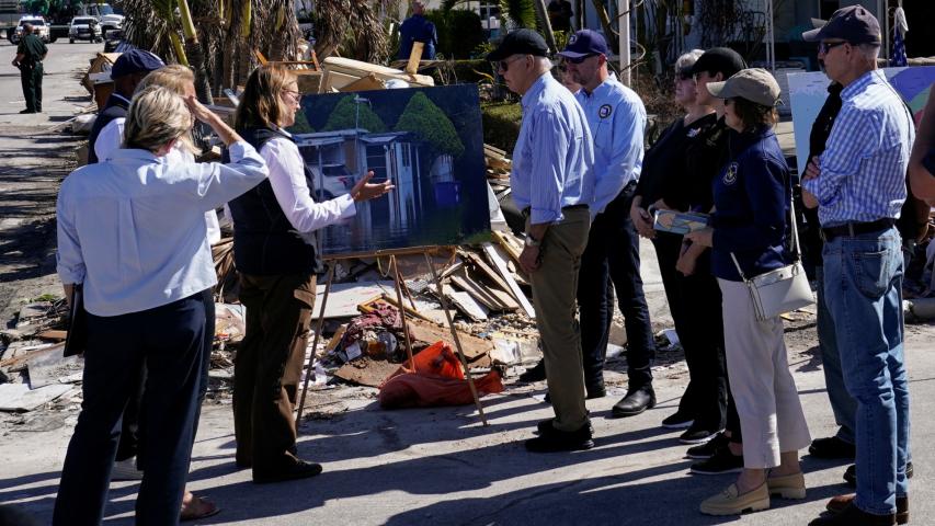 El presidente de Estados Unidos, Joe Biden, se reúne con funcionarios para una sesión informativa operativa mientras visita áreas dañadas por las tormentas tras los huracanes Milton y Helene, en St. Pete Beach, Florida.