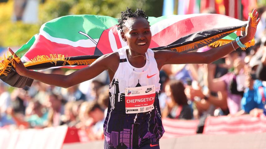 Ruth Chepngetich de Kenia celebra después de cruzar la línea de meta para ganar la división femenina profesional del Maratón de Chicago 2024 y establecer un nuevo récord mundial con un tiempo de 2:09:56 en Grant Park el 13 de octubre de 2024 en Chicago, Illinois.