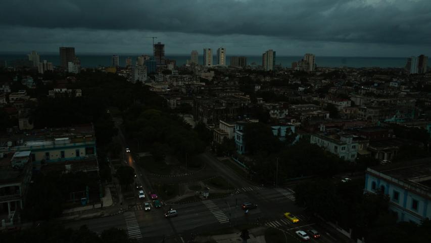 Vista general de La Habana, capital de Cuba, durante un apagón nacional provocado por una falla en la red eléctrica.