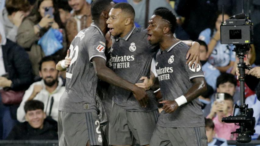 Kylian Mbappé del Real Madrid celebra su primer gol con Fran García, Antonio Rudiger y Vinicius Junior.