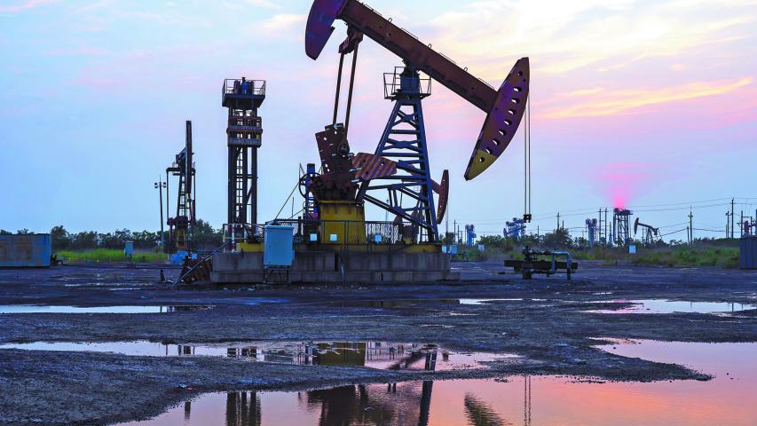 Oil field, In the evening of oilfield derrick