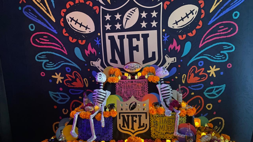 Aficionados de la NFL participaron en una dinámica especial por el Día de Muertos.