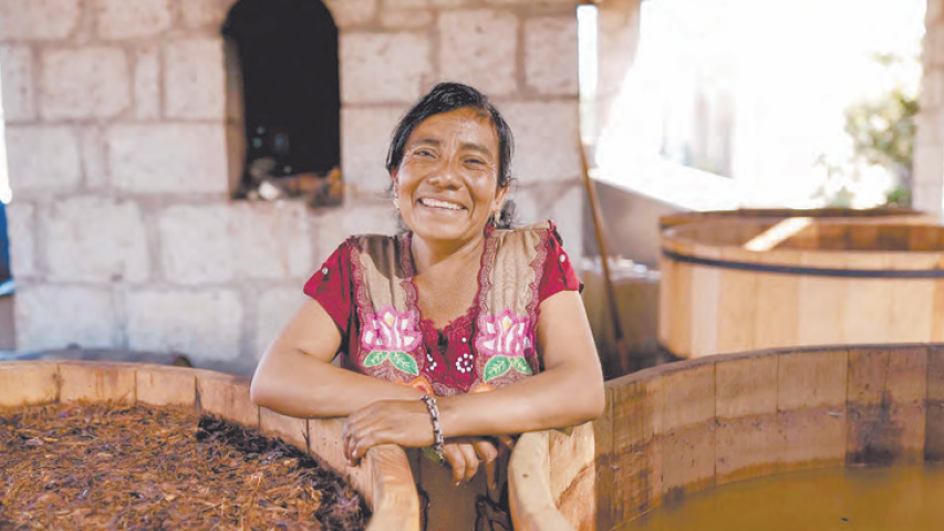 La historia de resiliencia y empoderamiento de la maestra mezcalera Juanita refleja la fuerza de una madre que, a través de la destilación del mezcal, ha transformado su vida y la de su comunidad, mientras preserva un legado cultural invaluable