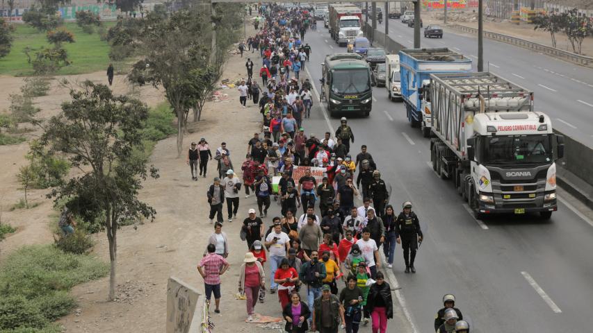 Empresas de transporte público realizan paro para exigir más acciones ante aumento de delincuencia y extorsión, en Lima.