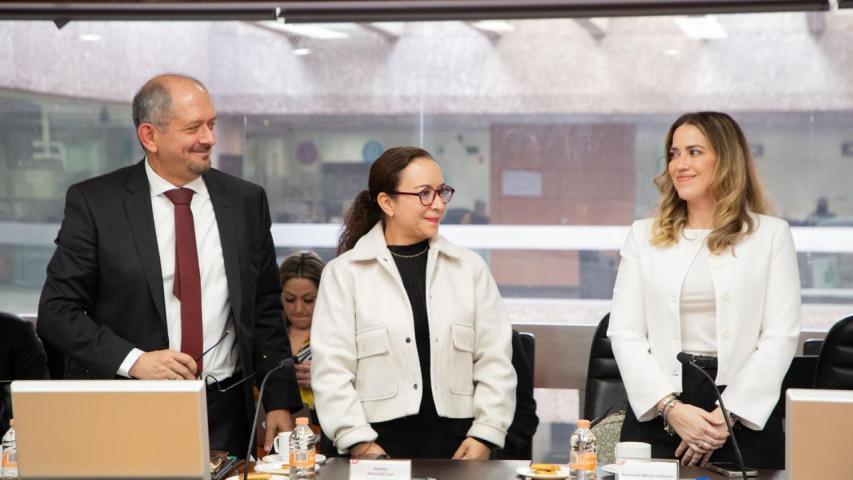 Marcos Manuel Herrería Almina, secretario general y jurídico del Infonavit; Jimena Alvarado Cruz, subdirectora de Comunicación del Infonavit y Ana Luisa Abreu Calderón, delegada del Infonavit en Tabasco.