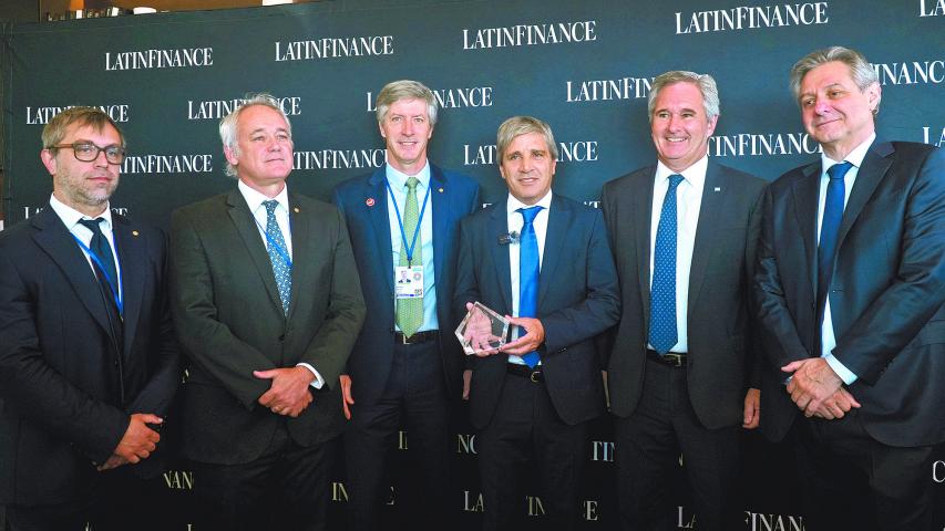 Luis Caputo recibió en EU el premio al "Ministro de Economía del año" de manos de la revista LatinFinance.