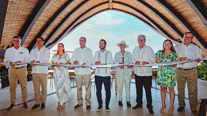 Empresarios hoteleros y funcionarios estatales inauguraron el nuevo hotel en Isla Mujeres.