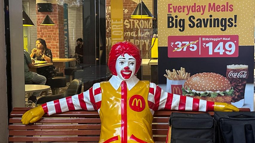 Ronald McDonalds, mascota de la compañía de comida rápida.