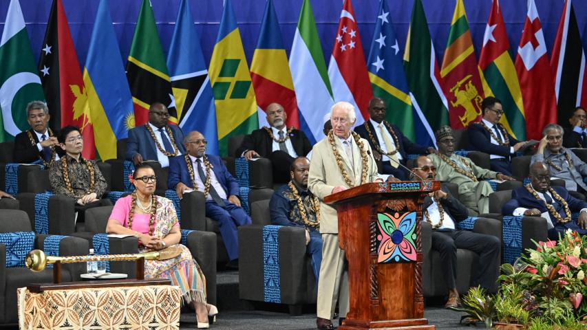 El rey Carlos III de Gran Bretaña pronuncia un discurso durante la ceremonia de apertura de la Reunión de Jefes de Gobierno de la Commonwealth.