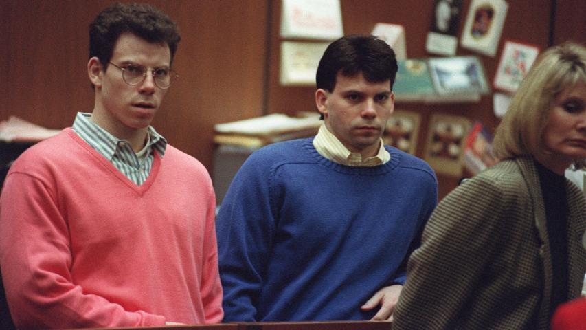 Erik y Lyle Menéndez durante una audiencia previa al juicio, el 29 de diciembre de 1992 en Los Ángeles, luego de que ambos se declararan inocentes de asesinar a balazos a padres, José y Mary Louise Menéndez.