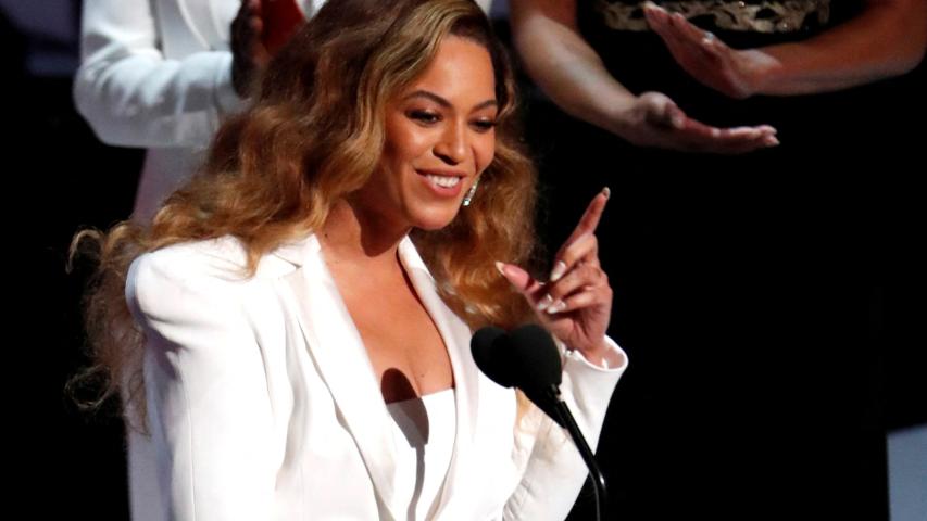 Beyoncé reacciona después de ganar el premio a artista del año