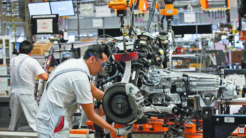 FILE PHOTO: Employees works at an Audi Q5 2.0 production line of the German car manufacturer's plant during a media tour in San Jose Chiapa, Mexico April 19, 2018. REUTERS/Henry Romero/File Photo