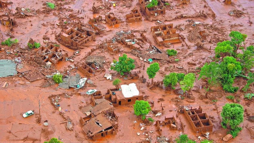 Este desastre ocurrido el 5 de noviembre de 2015 fue catalogado como el peor de la historia minera en Brasil, ya que dejó 19 víctimas mortales y más de 620,000 damnificados. (Photo by Christophe SIMON / AFP)