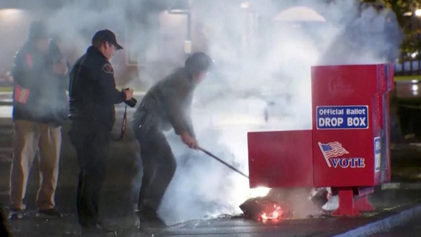 Urna utilizada para recoger votos anticipados antes de las elecciones estadounidenses del 5 de noviembre, después de que fuera incendiada presuntamente de manera intencional.