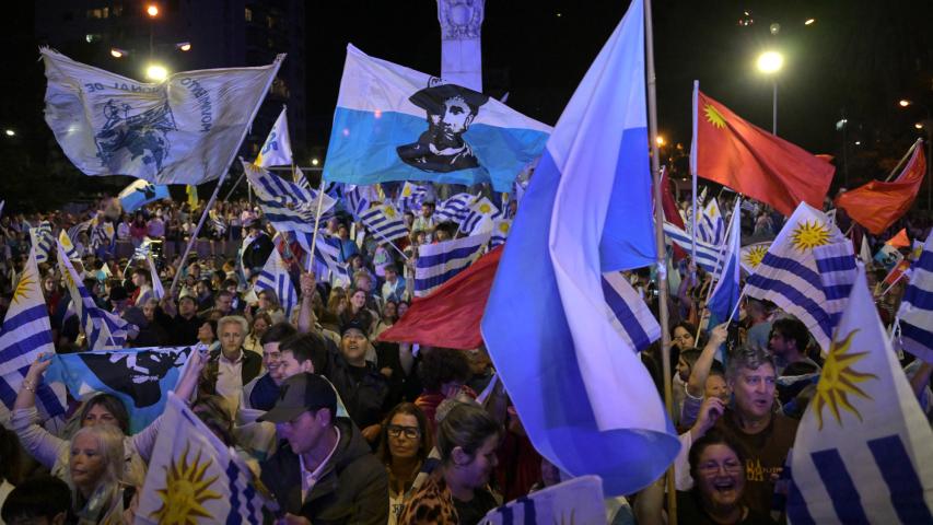 Partidarios de los partidos de la Coalición Republicana ondean banderas.