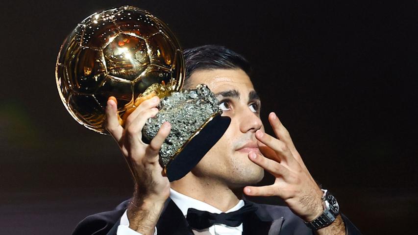 Rodri de España y del Manchester City con el Balón de Oro.