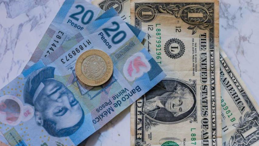 El peso mexicano recuperó terreno en la última jornada de octubre, pero cerró el mes con una fuerte caída acumulada. La divisa local avanzó en la sesión debido al debilitamiento del dólar, pero se mantuvo presionada sobre la línea psicológica de 20 unidades.

Para más información del tema, visita: https://www.eleconomista.com.mx/mercados/precio-dolar-hoy-31-octubre-2024-cerro-20241031-732365.html

¡Síguenos en nuestras redes sociales para mantenerte informado!

Twitter: https://twitter.com/eleconomista 
Facebook: https://www.facebook.com/ElEconomista.mx
Instagram: https://www.instagram.com/eleconomistamx
LinkedIn: https://www.linkedin.com/company/el-economista/

#ElEconomista #EETV