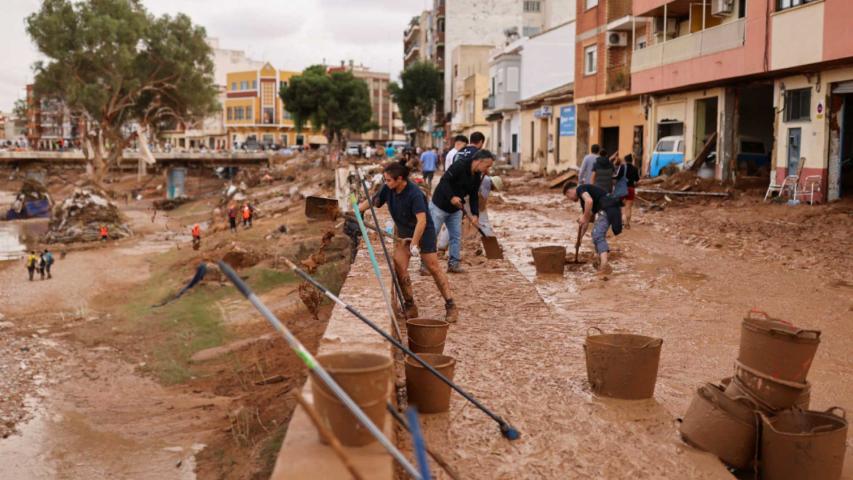 El Consejo General de Economistas de España y los Colegios de Economistas y de Titulados Mercantiles de Valencia piden que se activen medidas fiscales urgentes para paliar los efectos de la Dana en la Comunidad Valenciana y en otras zonas afectadas.

Para más información del tema, visita: https://www.eleconomista.com.mx/internacionales/economistas-espanoles-piden-medidas-urgentes-paliar-efectos-lluvias-torrenciales-20241101-732541.html

¡Síguenos en nuestras redes sociales para mantenerte informado!

Twitter: https://twitter.com/eleconomista 
Facebook: https://www.facebook.com/ElEconomista.mx
Instagram: https://www.instagram.com/eleconomistamx
LinkedIn: https://www.linkedin.com/company/el-economista/

#ElEconomista #EETV