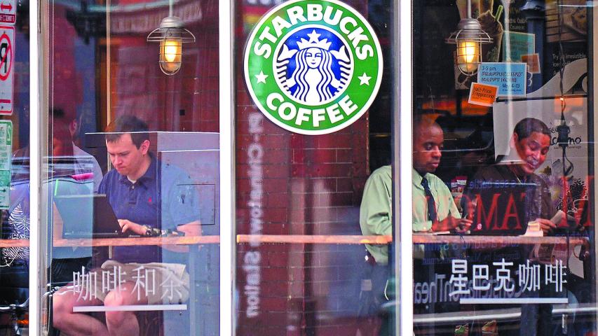 Starbucks eliminará el cargo adicional por leche no láctea a partir del 7 de noviembre.