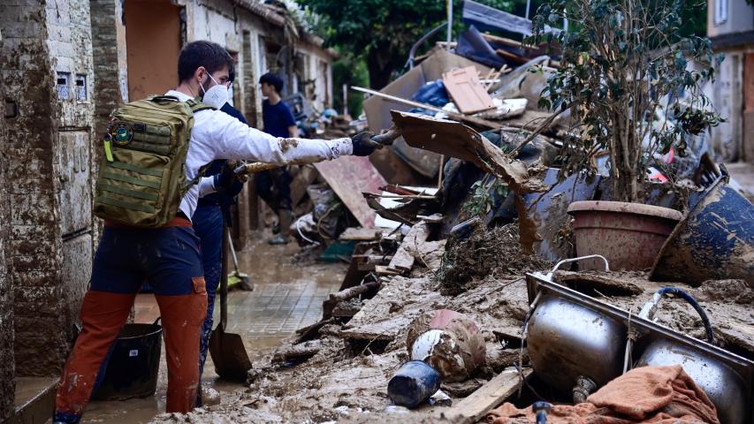 La gente limpia los escombros de las casas y las calles de Valencia, España, tras las devastadoras inundaciones.