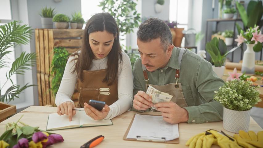 Los emprendedores que no conocen los números de su negocio toman las decisiones basados en lo que cae en su cuenta de banco y eso los lleva a tomar malas decisiones.ñ