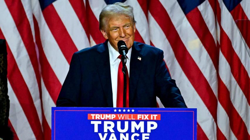 El expresidente de Estados Unidos y candidato presidencial republicano Donald Trump habla durante un evento en la noche de las elecciones en el Centro de Convenciones de West Palm Beach.