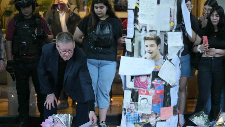 Un usuario publicó en redes sociales un video que muestra a Geoff Payne, padre del cantante, en el aeropuerto internacional de Ezeiza, minutos antes de abordar.