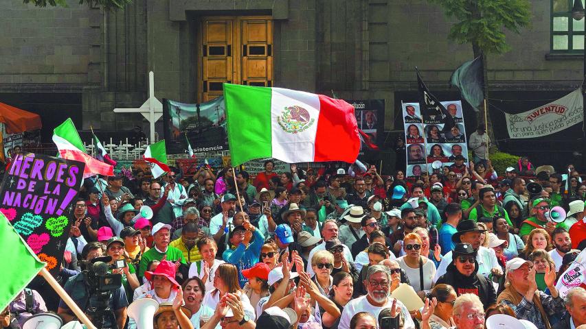 CIUDAD DE M…XICO, 05NOVIEMBRE2024.- Decenas de trabajadores y simpatizantes del Poder Judicial de la FederaciÛn (PJF) arribaron a las inmediaciones de la Suprema Corte de Justicia de la NaciÛn (SCJN) para expresar su rechazo a la Reforma Constitucional al Poder Judicial, asÌ como agradecer a las y los ministros que se han posicionado y votado en contra del decreto. El dÌa de hoy comenzÛ la discusiÛn con la que se busca invalidar una parte de la propuesta de ley que busca la elecciÛn por voto popular. 

FOTO: GALO CA—AS/CUARTOSCURO.COM