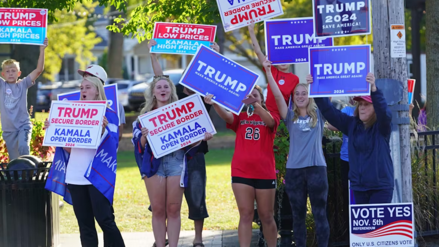 Seguidores de Trump en Wisconsin protestan durante una visita electoral de Kamala Harris a ese estado.