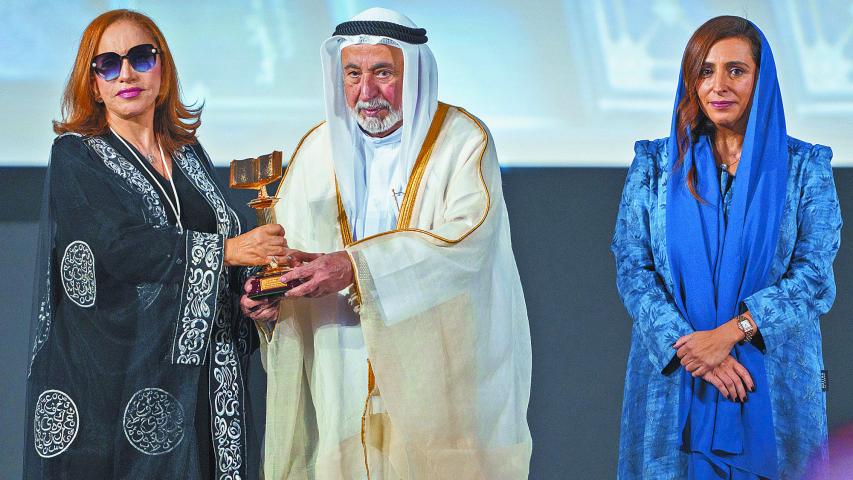 La ceremonia. Mosteghanemi recibió una estatuilla de manos de Su Alteza Sultan bin Mohammed Al-Qasimi, gobernante del emirato.